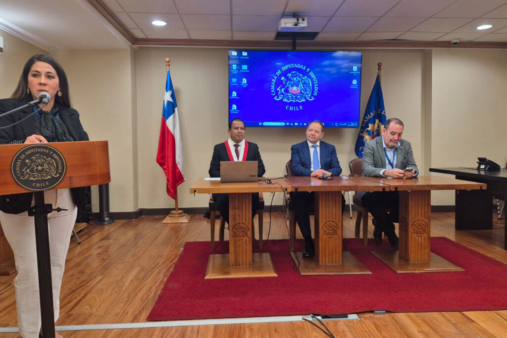 El Dr. Luis Rojas Gallardo participa en la mesa de honor junto a autoridades académicas y representantes institucionales durante la jornada de bienvenida a los estudiantes de la Maestría en Derecho, Gestión Parlamentaria y Sistemas Electorales de la UPSJB en la Academia Parlamentaria de la Cámara de Diputadas y Diputados de la República de Chile.