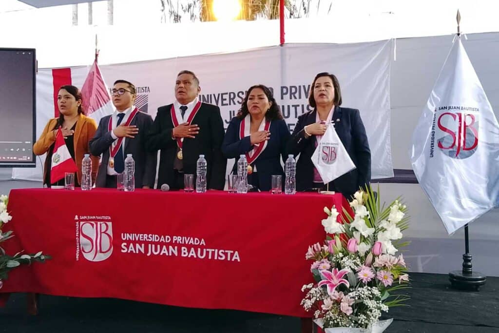 Autoridades universitarias participan en la mesa de honor durante la Ceremonia de la Luz de Enfermería en Chincha.