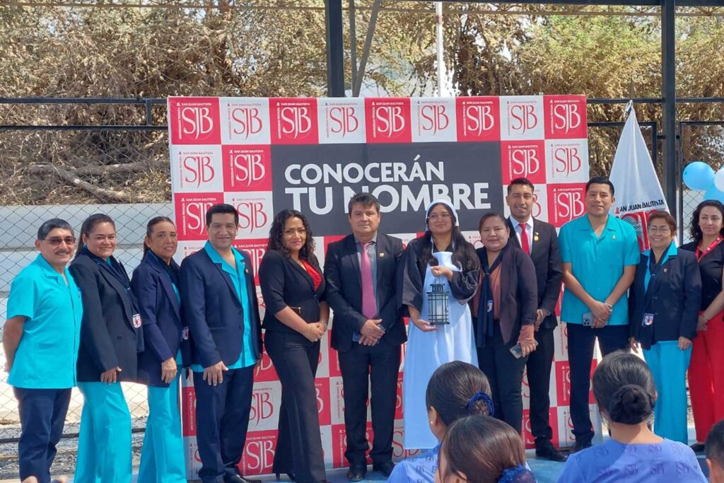 Estudiantes y docentes participan en el acto protocolar de la Ceremonia de la Luz en la UPSJB Filial Ica.