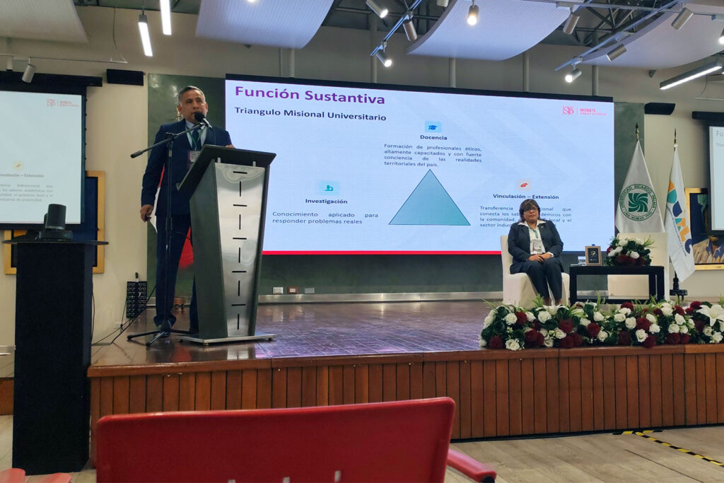 El rector de la Universidad Privada San Juan Bautista expone sobre docencia, investigación y vinculación durante la XV Asamblea Regional Andina de la UDUALC.