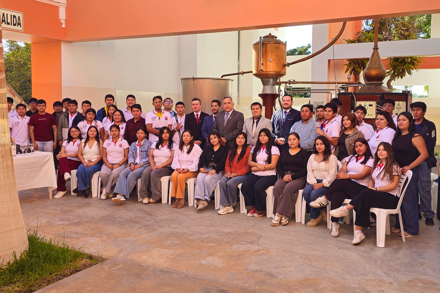 Autoridades, docentes y estudiantes de la UPSJB Filial Ica durante la conmemoración del Día Nacional del Vino Peruano en la Bodega ARPE.