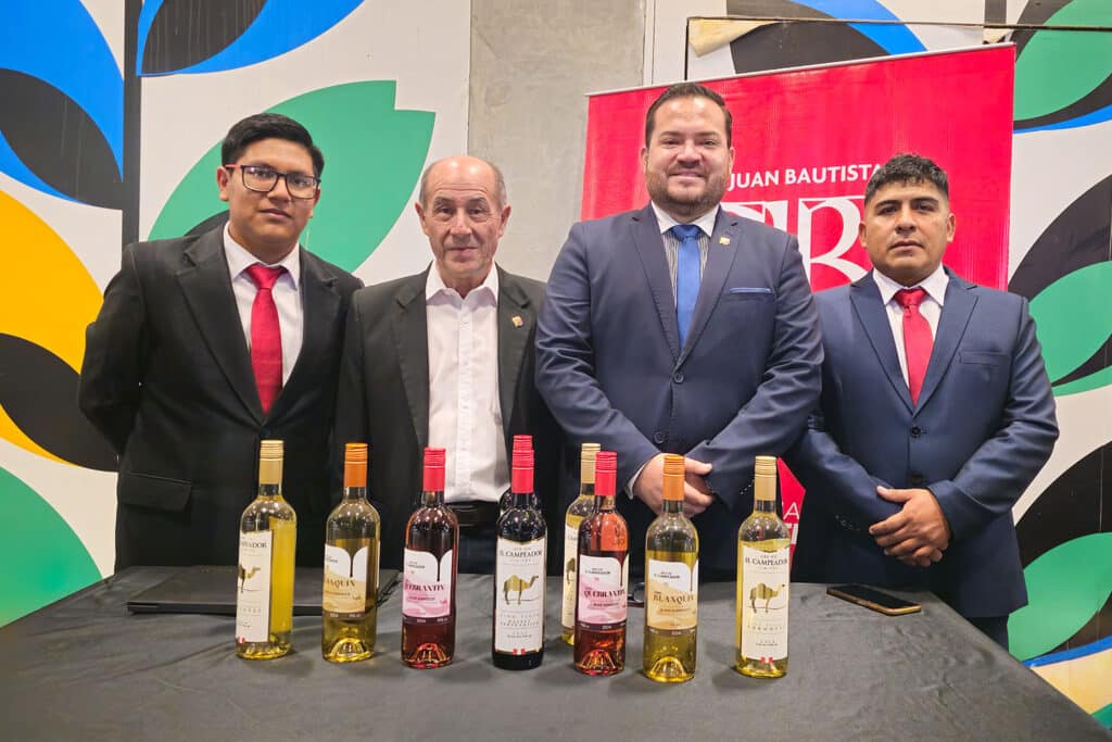 Representantes de la UPSJB y la Escuela Profesional de Ingeniería en Enología y Viticultura exhiben vinos de la Bodega ARPE durante la celebración del Día Nacional del Vino Peruano organizada por la Cámara de Comercio de Ica y PRODUCE.