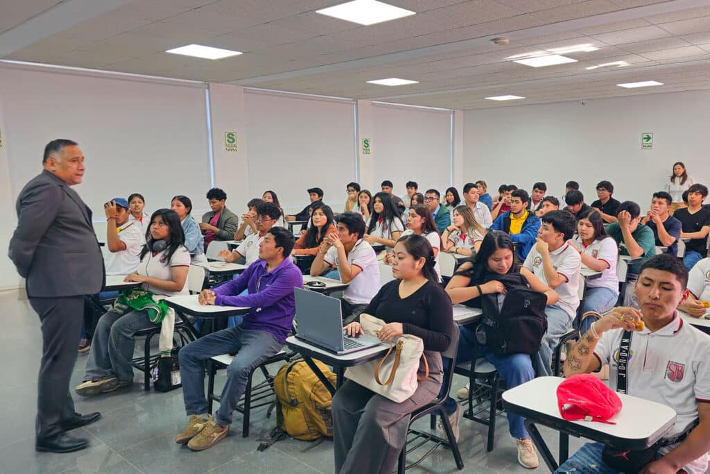 Estudiantes de Ingeniería en Enología y Viticultura de la UPSJB Filial Ica participan en una charla académica por el Día Nacional del Vino Peruano.