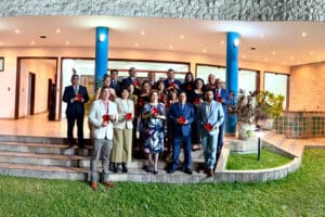 Estudiantes y autoridades académicas de la UPSJB sostienen reconocimientos durante la reunión de confraternidad de la III Promoción de la Maestría en Derecho.
