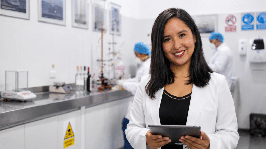 Sheyla Gimella Loayza Salazar, bachiller de Ingeniería Agroindustrial de la Universidad Privada San Juan Bautista, posa en un laboratorio de investigación de alimentos, en el marco de su incorporación al RENACYT.