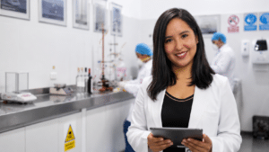 Sheyla Gimella Loayza Salazar, bachiller de Ingeniería Agroindustrial de la Universidad Privada San Juan Bautista, posa en un laboratorio de investigación de alimentos, en el marco de su incorporación al RENACYT.