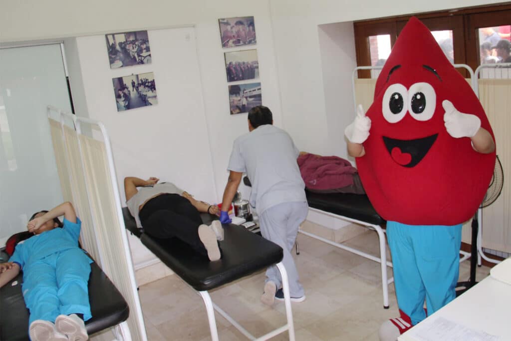 Campaña permitió recolectar unidades de sangre para hospitales aliados Personas realizan donaciones de sangre en camillas mientras personal de salud supervisa el procedimiento durante la campaña organizada por la UPSJB Filial Chincha.