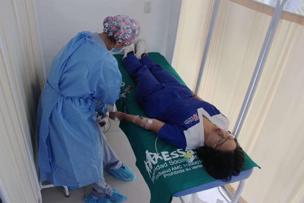Profesionales de salud garantizan una donación segura Profesional de salud atiende a una estudiante durante el proceso de donación de sangre en una jornada organizada por la UPSJB Filial Chincha en coordinación con hospitales de la región.