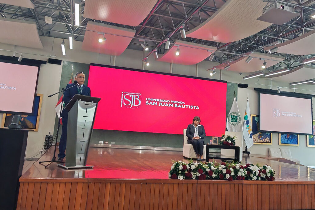 El Dr. Alfredo Mendieta Leyva, rector de la UPSJB, presenta la ponencia “Vinculación de la Universidad con el Desarrollo Local” durante la XV Asamblea Regional Andina de la UDUALC.