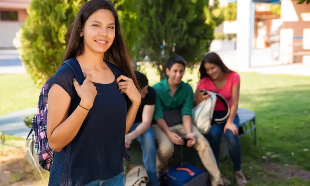 Jóvenes que buscaron información en internet sobre "universidad cerca de mí" y ahora estudian en una buena institución.