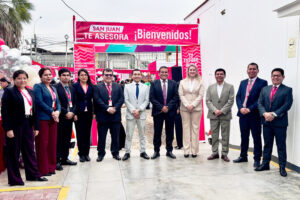 Autoridades de la Universidad Privada San Juan Bautista participan en la inauguración de la jornada "San Juan Te Asesora" en la Filial Chincha, junto a docentes y representantes académicos.