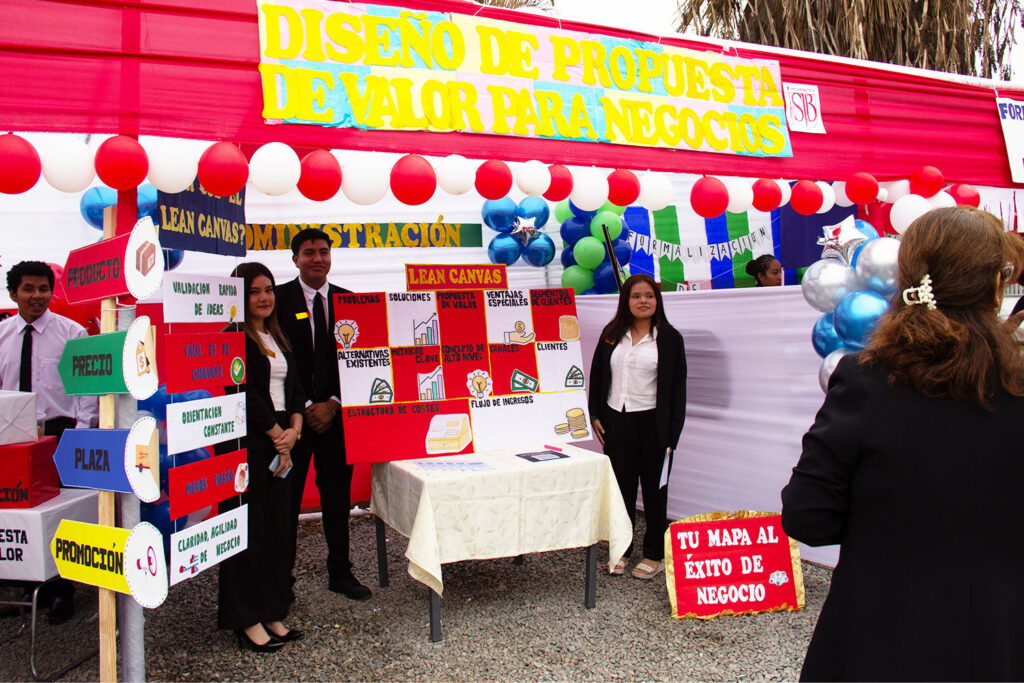 Estudiantes de Administración presentan un proyecto sobre diseño de propuestas de valor para negocios durante la actividad "San Juan Te Asesora".