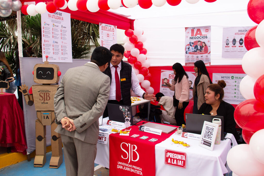 Estudiantes de Administración explican aplicaciones de inteligencia artificial para negocios a visitantes durante la jornada "San Juan Te Asesora".