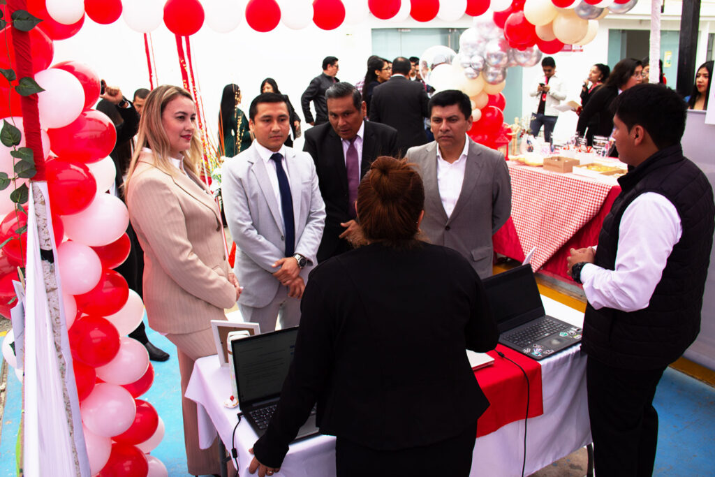 Autoridades universitarias recorren los stands de asesoría empresarial y conversan con estudiantes durante la actividad "San Juan Te Asesora".