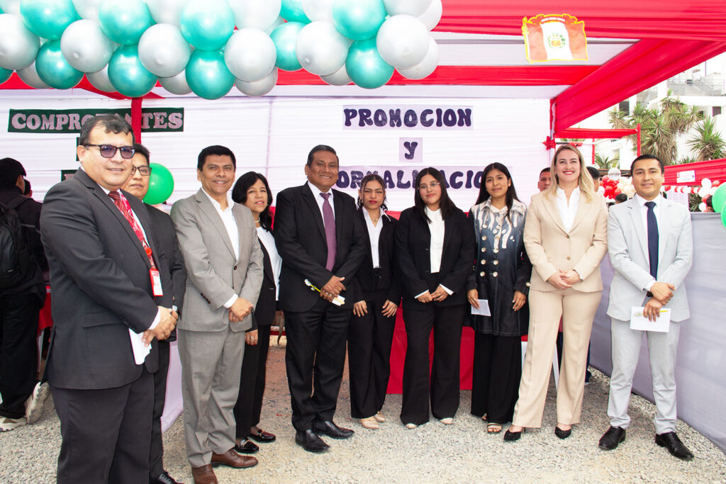 Autoridades de la UPSJB junto a estudiantes participantes del módulo de Promoción y Formalización durante la jornada "San Juan Te Asesora".