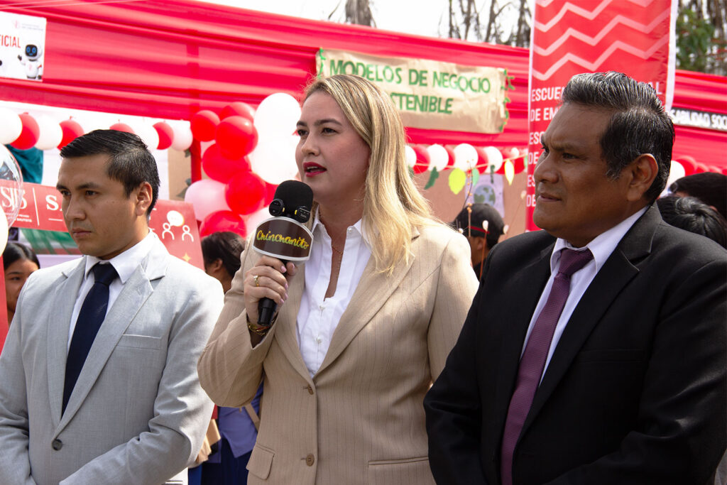 La Decana de la Facultad de Derecho y Ciencias Empresariales brinda declaraciones a un medio de comunicación local durante la actividad "San Juan Te Asesora".