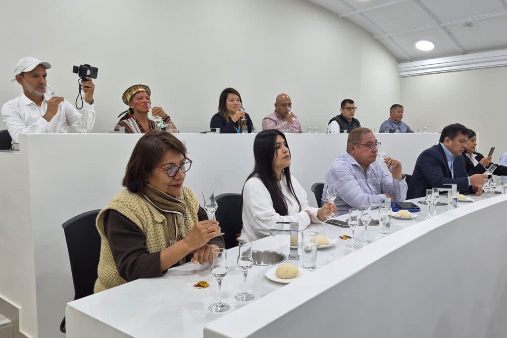 UPSJB celebró el Día Nacional del Pisco con “Alma de Chocolate, Espíritu de Pisco” 3 Autoridades de la UPSJB, representantes de instituciones, productores y especialistas posan durante la visita a las instalaciones de Bodega ARPE, en el marco de la actividad "Alma de Chocolate, Espíritu de Pisco".