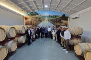 Asistentes participan en la experiencia de cata y maridaje "Alma de Chocolate, Espíritu de Pisco" durante las celebraciones por el Día Nacional del Pisco, organizadas por la UPSJB, Bodega ARPE y la Cámara de Comercio de Ica.