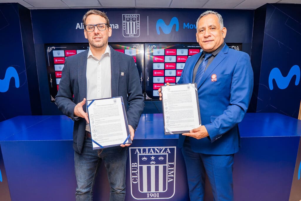 Convenio UPSJB y Alianza Lima: Colaboración estratégica por la salud y el deporte peruano 2 El gerente del Club Alianza Lima y el rector de la Universidad Privada San Juan Bautista exhiben el Convenio Marco de Cooperación Interinstitucional suscrito entre ambas instituciones.