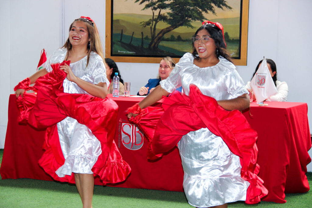 UPSJB clausura con éxito sus talleres artísticos y culturales del semestre 2026-I 6 Estudiantes de la UPSJB interpretan una danza de festejo durante la clausura de talleres artísticos y culturales 2026-I en el local San Borja.