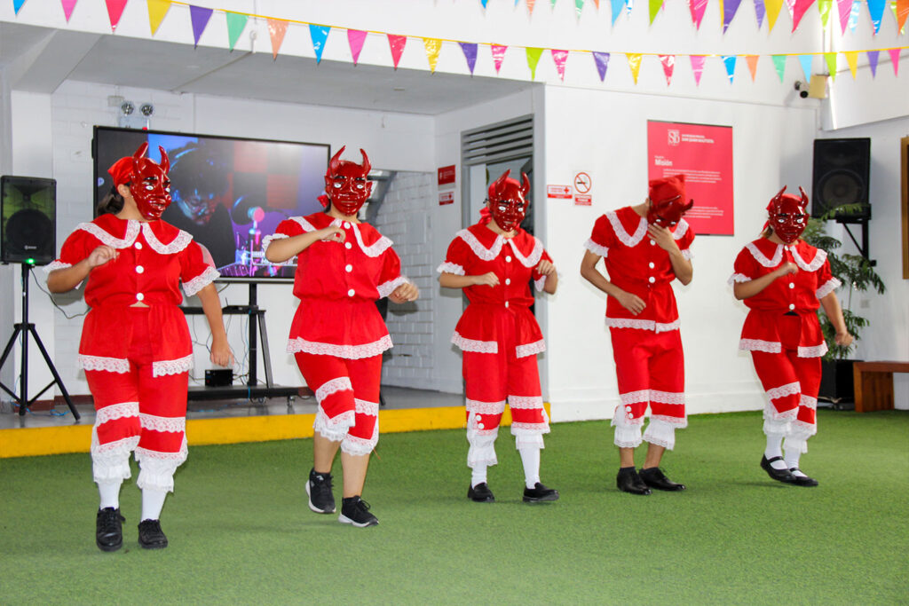 UPSJB clausura con éxito sus talleres artísticos y culturales del semestre 2026-I 5 Estudiantes de la UPSJB realizan la danza Son de los Diablos durante la clausura de talleres artísticos y culturales 2026-I en el local San Borja.