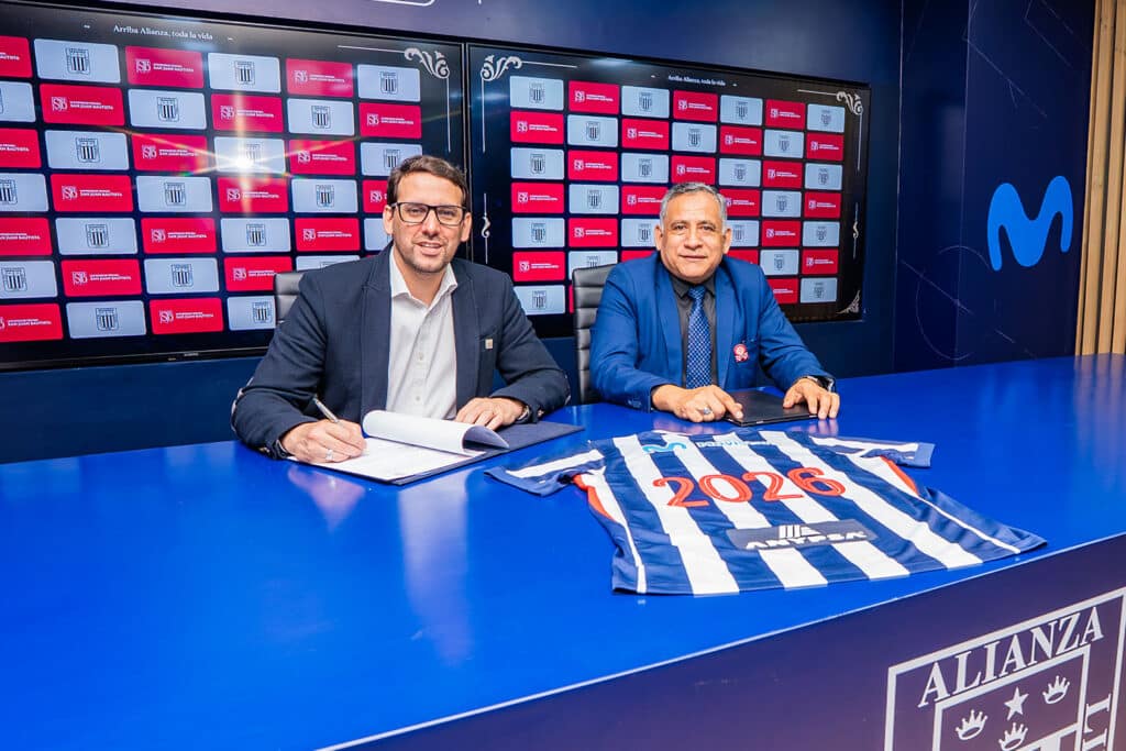Convenio UPSJB y Alianza Lima: Colaboración estratégica por la salud y el deporte peruano 1 El gerente de marketing del Club Alianza Lima y el rector de la Universidad Privada San Juan Bautista suscriben el Convenio Marco de Cooperación Interinstitucional durante la ceremonia realizada en las instalaciones del club.