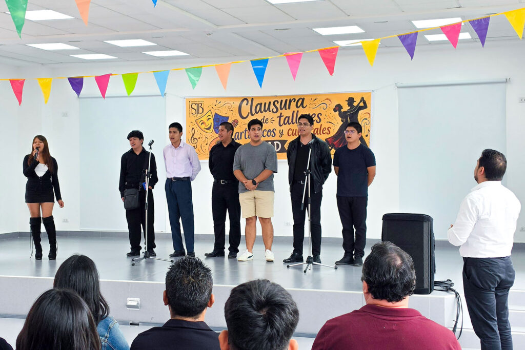 UPSJB clausura con éxito sus talleres artísticos y culturales del semestre 2026-I 1 Estudiantes de la UPSJB interpretan una presentación musical en la clausura de talleres artísticos y culturales 2026-I en el campus Chorrillos.