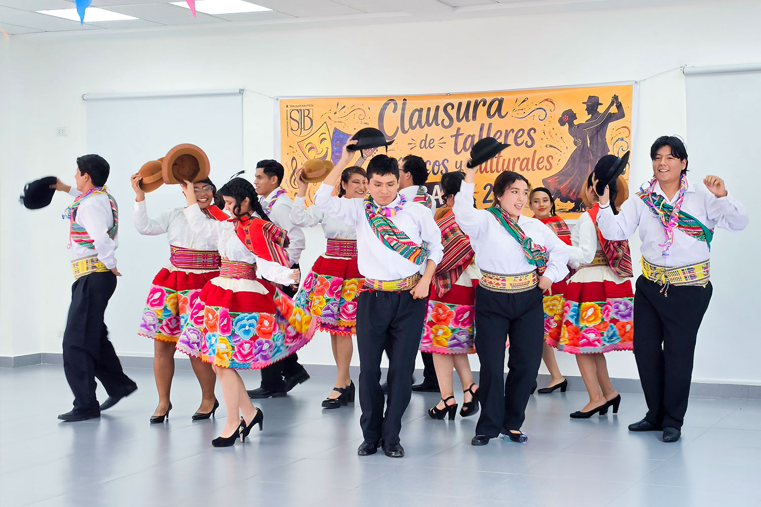 Estudiantes de la UPSJB realizan presentación de danza folclórica durante la clausura de talleres artísticos y culturales 2026-I en el campus Chorrillos.