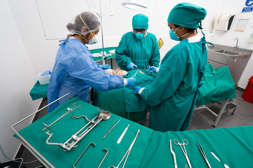 Prácticas quirúrgicas fortalecen la preparación integral en Medicina Humana UPSJB Estudiantes de Medicina Humana de la UPSJB realizando simulación de procedimientos quirúrgicos en laboratorio.