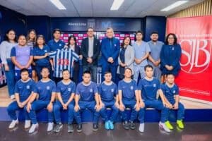 Autoridades de la Universidad Privada San Juan Bautista y del Club Alianza Lima, junto con estudiantes y el equipo de Futsal Down, durante la ceremonia de firma del convenio de cooperación.