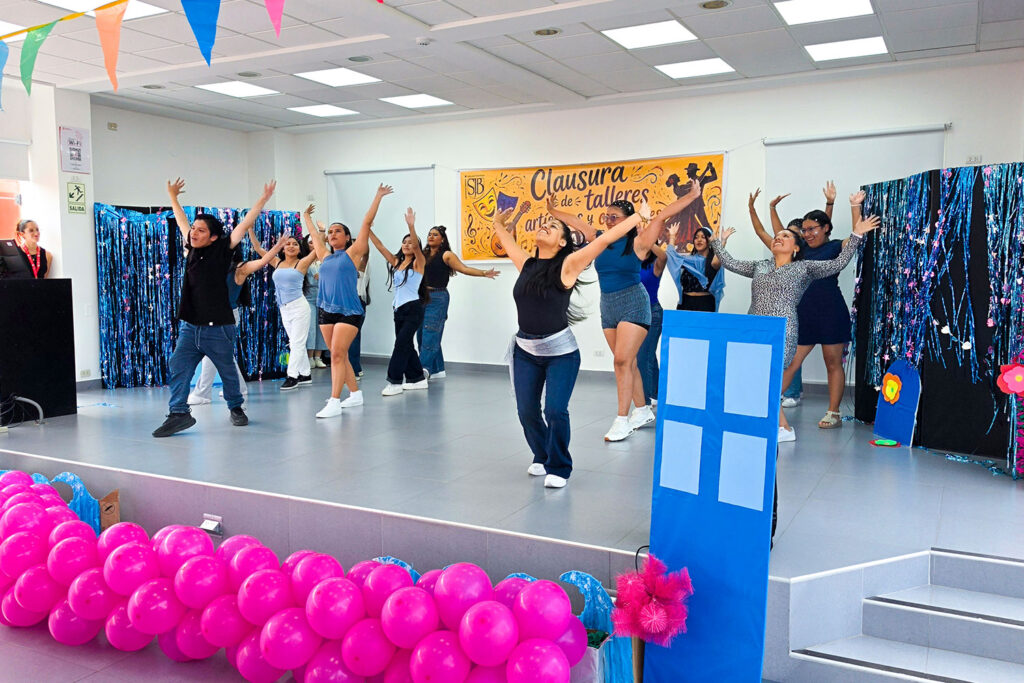UPSJB clausura con éxito sus talleres artísticos y culturales del semestre 2026-I 2 Estudiantes de la UPSJB durante la presentación artística de la obra musical Mamma Mia en la clausura de talleres culturales del campus Chorrillos.