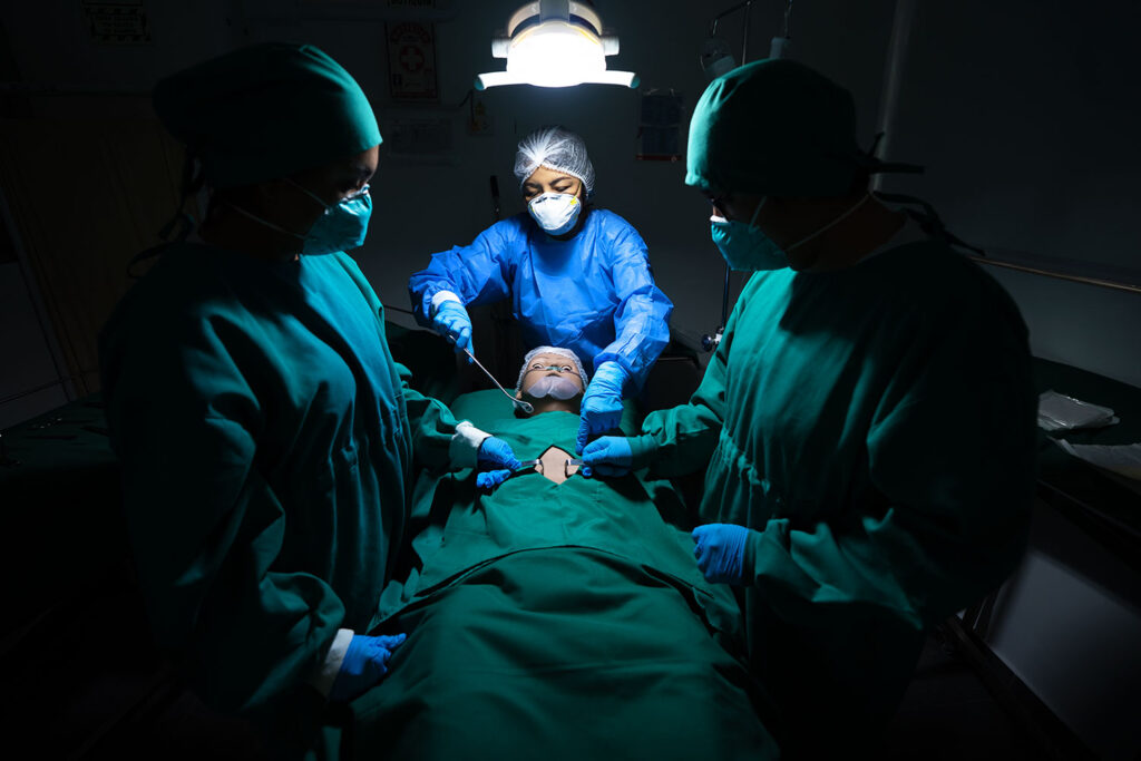 La UPSJB fortalece competencias clínicas con escenarios de aprendizaje inmersivo Estudiantes de Medicina Humana de la UPSJB participando en simulación clínica avanzada en laboratorio de entrenamiento médico.