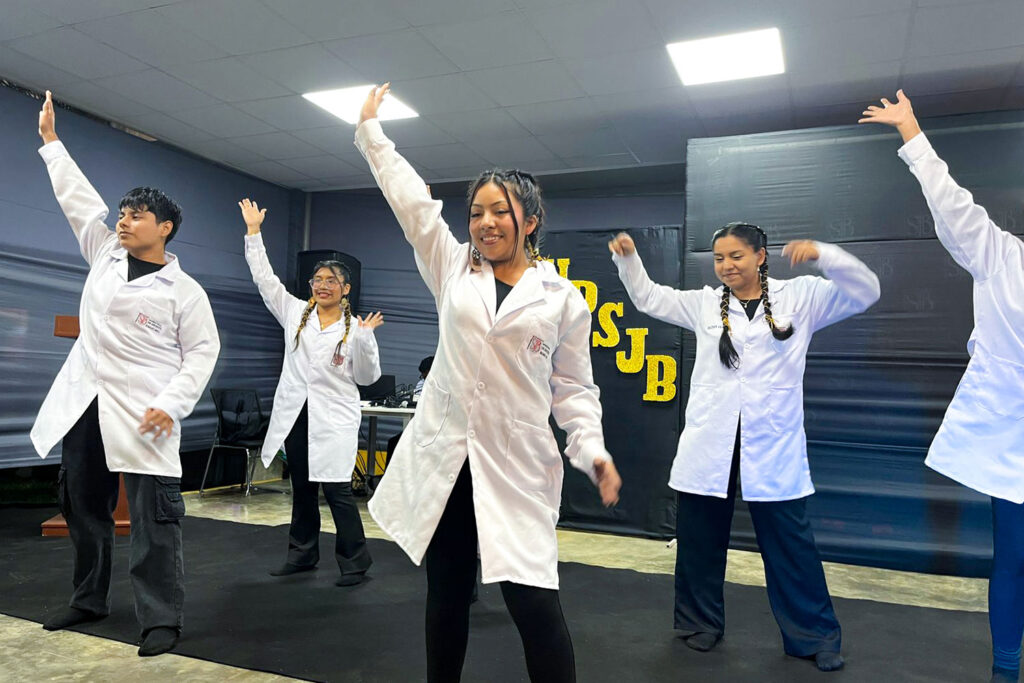 UPSJB clausura con éxito sus talleres artísticos y culturales del semestre 2026-I 4 Estudiantes de la UPSJB Filial Chincha realizan una presentación artística durante la clausura de talleres culturales, luciendo mandiles representativos de sus carreras.