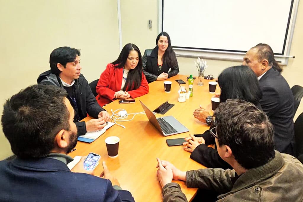 Internacionalización en Tecnología Médica: UPSJB fortalece alianzas en Chile 1 Autoridades y representantes de la Escuela Profesional de Tecnología Médica de la UPSJB sostienen una reunión de trabajo con autoridades de la Universidad Bernardo O'Higgins en Chile.