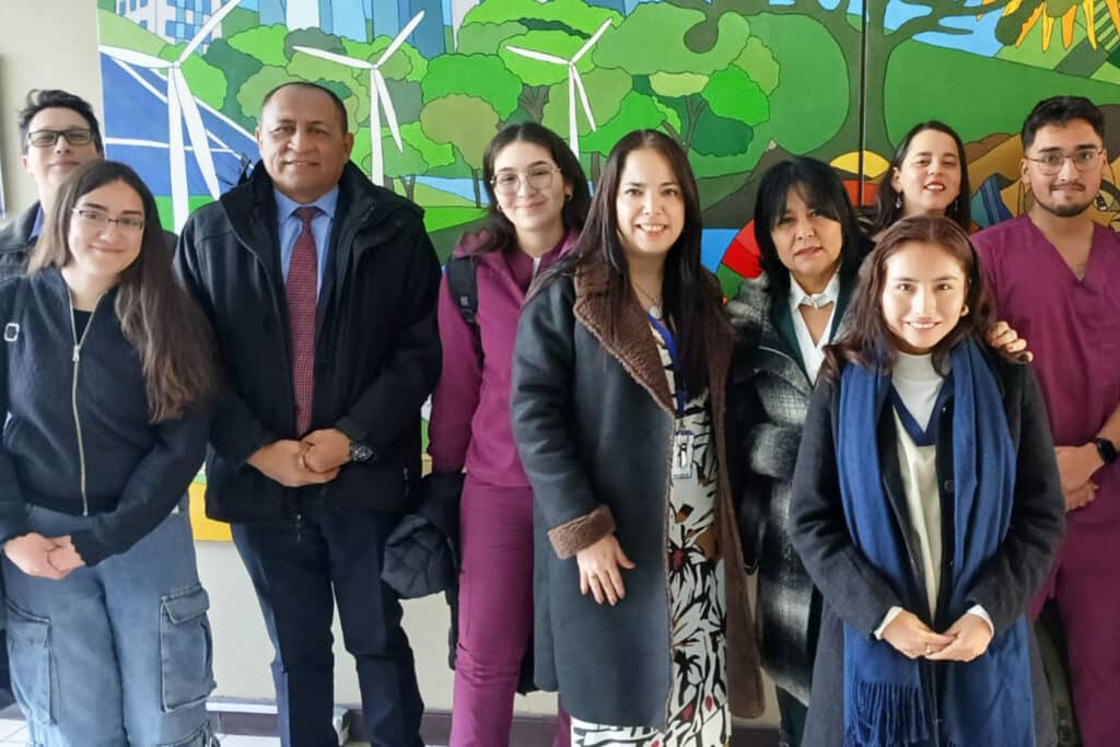 Internacionalización en Tecnología Médica: UPSJB fortalece alianzas en Chile 3 Docentes de la Escuela Profesional de Tecnología Médica de la UPSJB junto a estudiantes y representantes de la Universidad Bernardo O'Higgins durante una jornada de intercambio académico.