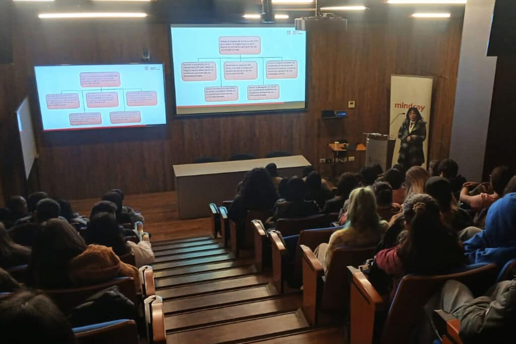 Internacionalización en Tecnología Médica: UPSJB fortalece alianzas en Chile 2 La Mg. Martha Marilu Reyes Coronado, directora de la Escuela Profesional de Tecnología Médica de la UPSJB, presenta la ponencia "Coming Out Proud" durante la IV Jornada de Actualización en Tecnología Médica en la Universidad Bernardo O'Higgins, Chile.