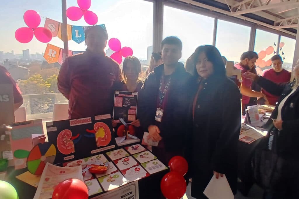 Internacionalización en Tecnología Médica: UPSJB fortalece alianzas en Chile 4 Integrantes de la delegación UPSJB observan proyectos académicos presentados por estudiantes durante una actividad de innovación en salud en la Universidad Bernardo O'Higgins.