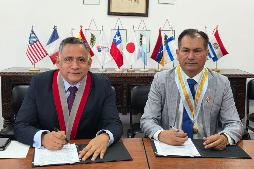 Convenio entre la UPSJB y el Colegio de Psicólogos del Perú fortalece la formación profesional 1 El rector de la Universidad Privada San Juan Bautista, Dr. Alfredo Mendieta Leyva, y el decano del Colegio de Psicólogos del Perú – Consejo Directivo Regional I Lima, Dr. Walter Hernán Patricio Peralta, firman el convenio de cooperación interinstitucional.