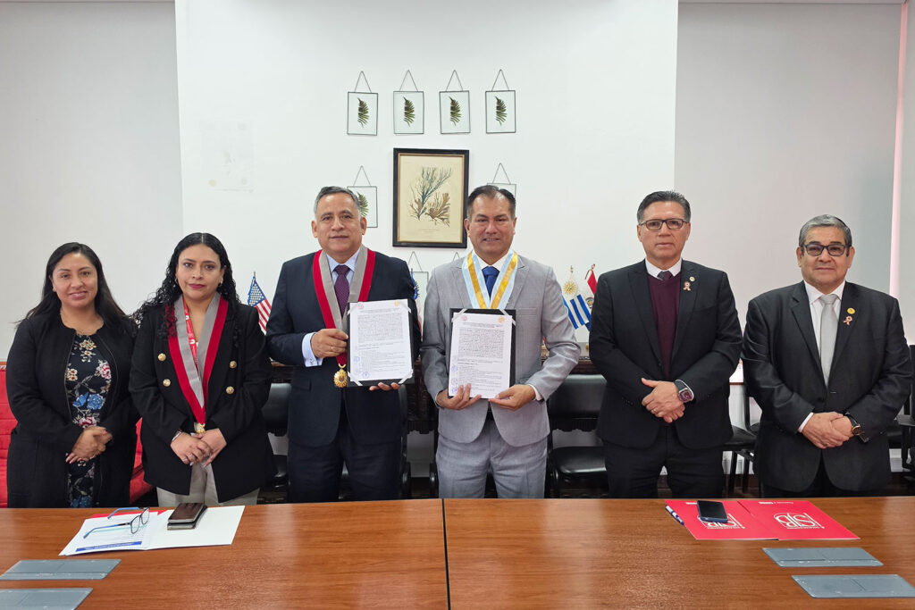 Convenio entre la UPSJB y el Colegio de Psicólogos del Perú fortalece la formación profesional 2 Autoridades de la Universidad Privada San Juan Bautista y del Colegio de Psicólogos del Perú – Consejo Directivo Regional I Lima posan durante el acto protocolar de suscripción del convenio de cooperación interinstitucional.