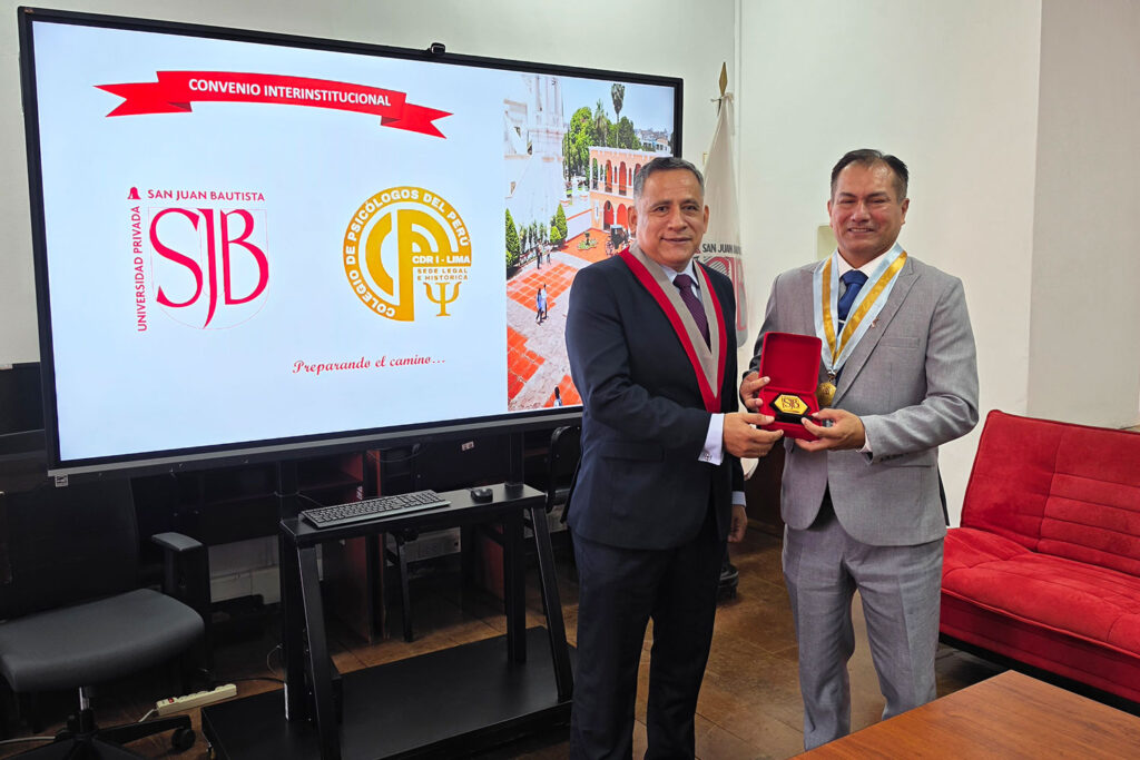 Convenio entre la UPSJB y el Colegio de Psicólogos del Perú fortalece la formación profesional 3 El Dr. Alfredo Mendieta Leyva entrega un reconocimiento institucional al Dr. Walter Hernán Patricio Peralta durante la ceremonia de firma del convenio entre la UPSJB y el Colegio de Psicólogos del Perú.
