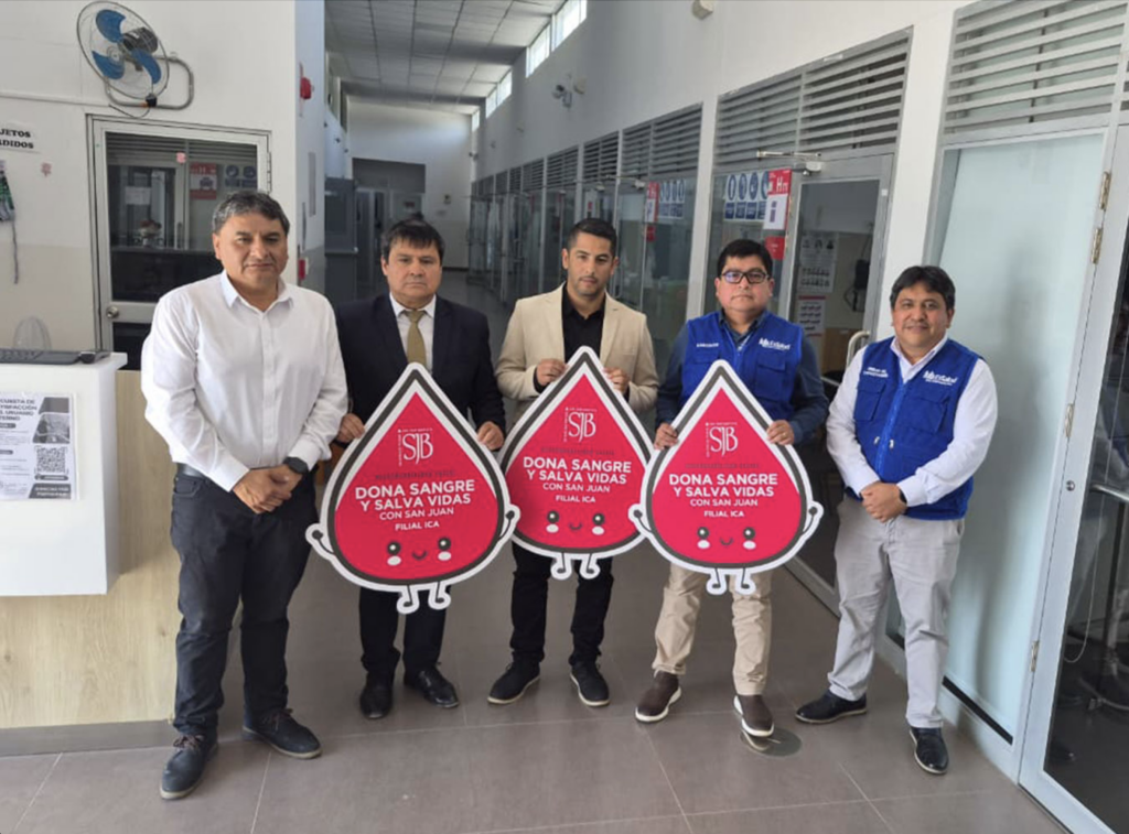 Autoridades de la UPSJB Filial Ica junto a representantes de EsSalud durante campaña de donación de sangre.