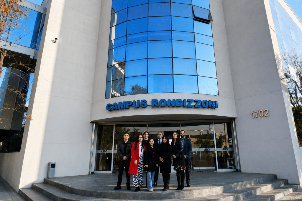 Delegación de la Escuela Profesional de Tecnología Médica de la UPSJB frente al Campus Rondizzoni de la Universidad Bernardo O'Higgins, en Chile, durante una visita de cooperación académica para impulsar internacionalización en Tecnología Médica.
