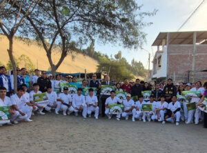 Estudiantes de Enfermería de la UPSJB junto a autoridades y aliados durante campaña preventiva contra el dengue en Subtanjalla.