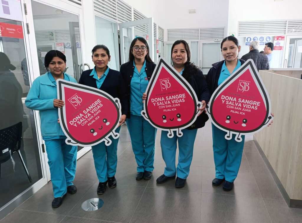 Personal de salud participa en la campaña de donación de sangre organizada por la UPSJB Filial Ica.
