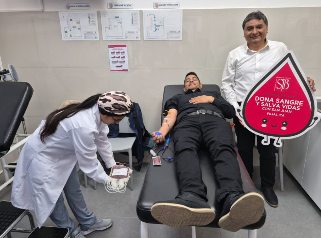 Mg. Jasson Loayza Rivas, director general de la UPSJB Filial Ica, participa en campaña de donación de sangre.