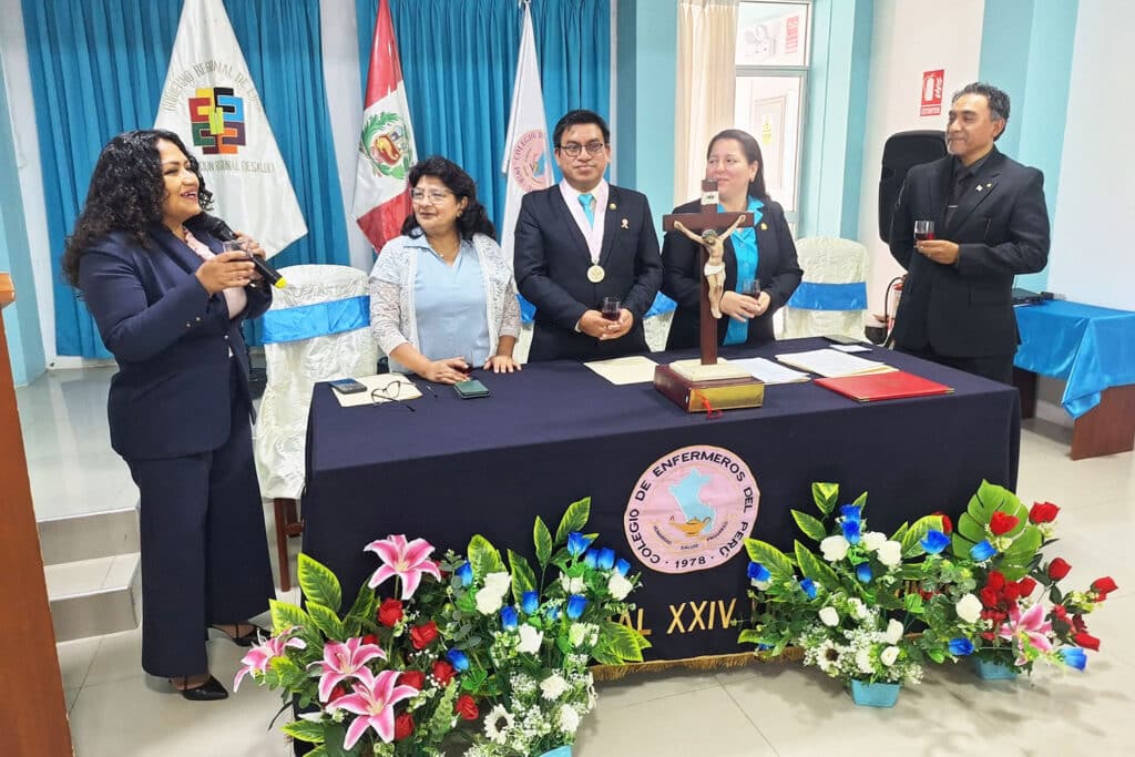 Directora de Enfermería UPSJB representará a ASPEFEEN en el COREREN Lima 2 Autoridades del Comité Regional de Residentado en Enfermería (COREREN) Lima participan en la ceremonia de instalación junto a representantes de instituciones académicas y del sector salud.