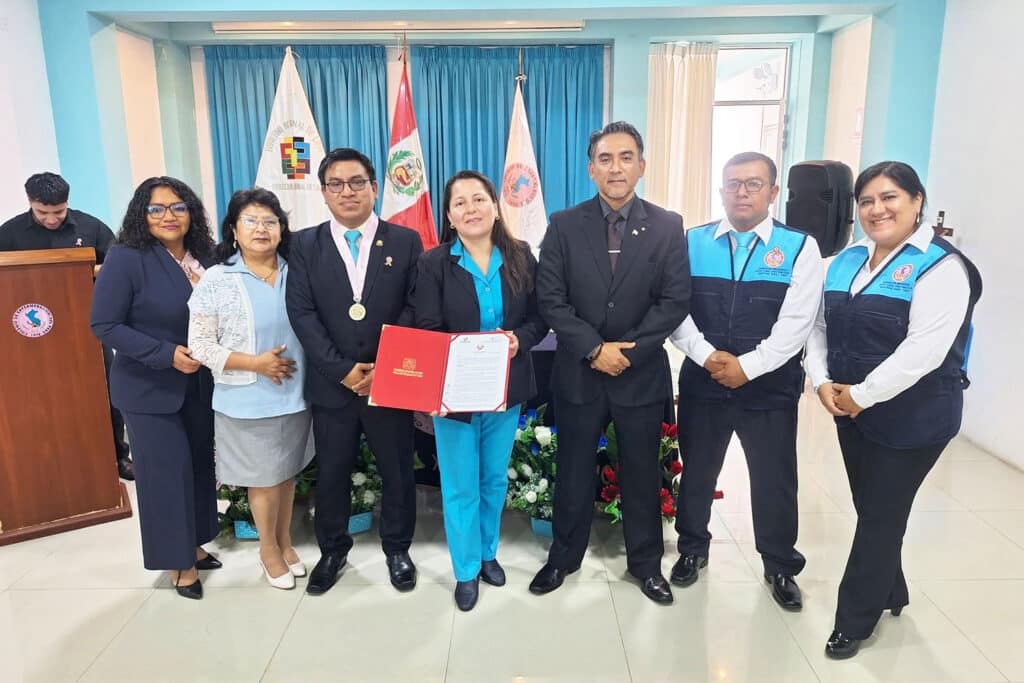 La Mg. Isabel Núñez Mori, ubicada al extremo izquierdo de la imagen en representación de ASPEFEEN, participa junto a autoridades e integrantes del Comité Regional de Residentado en Enfermería (COREREN) Lima durante la ceremonia de instalación realizada por la DIRESA Lima.