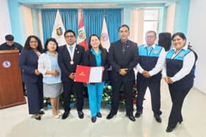 La Mg. Isabel Núñez Mori, ubicada al extremo izquierdo de la imagen en representación de ASPEFEEN, participa junto a autoridades e integrantes del Comité Regional de Residentado en Enfermería (COREREN) Lima durante la ceremonia de instalación realizada por la DIRESA Lima.