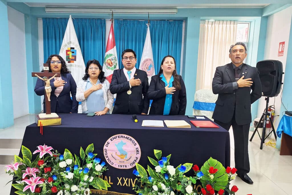 Directora de Enfermería UPSJB representará a ASPEFEEN en el COREREN Lima 1 Integrantes del Comité Regional de Residentado en Enfermería (COREREN) Lima participan en la ceremonia oficial de instalación y entonan el Himno Nacional del Perú.