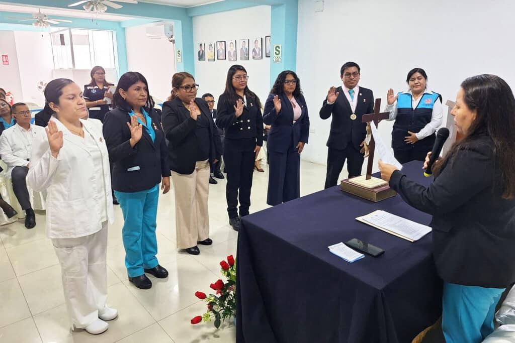 Directora de Enfermería UPSJB representará a ASPEFEEN en el COREREN Lima 3 Representantes de instituciones académicas y del sector salud prestan juramento como integrantes del Comité Regional de Residentado en Enfermería (COREREN) Lima durante la ceremonia oficial.
